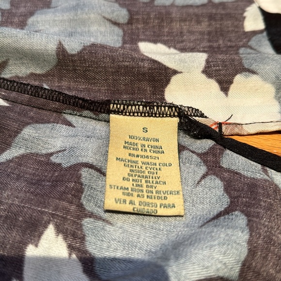 Havana Jack’s Cafe tropical breeze wear 100% rayon button up size small - Picture 4 of 4